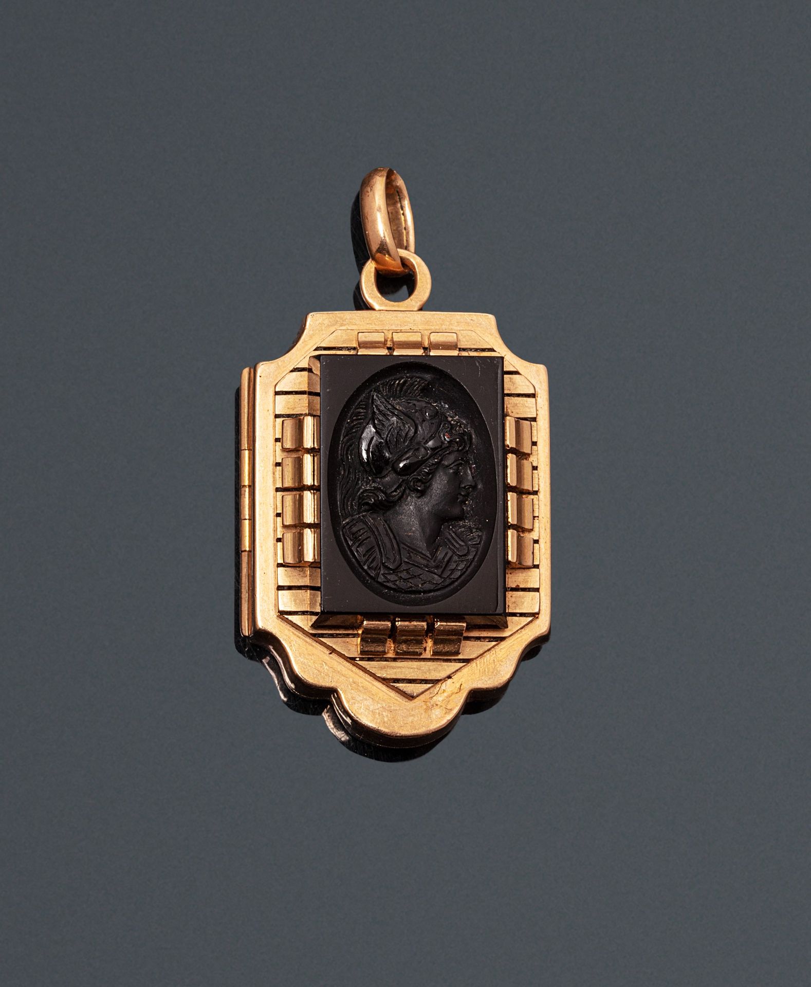 Null 18K（750）粉色和黄色黄金吊坠，镶嵌着代表水星轮廓的黑玛瑙浮雕。

标有一个鹰头。

尺寸（不包括扣子）：3.8 x 2.2厘米。- 毛重：23,&hellip;