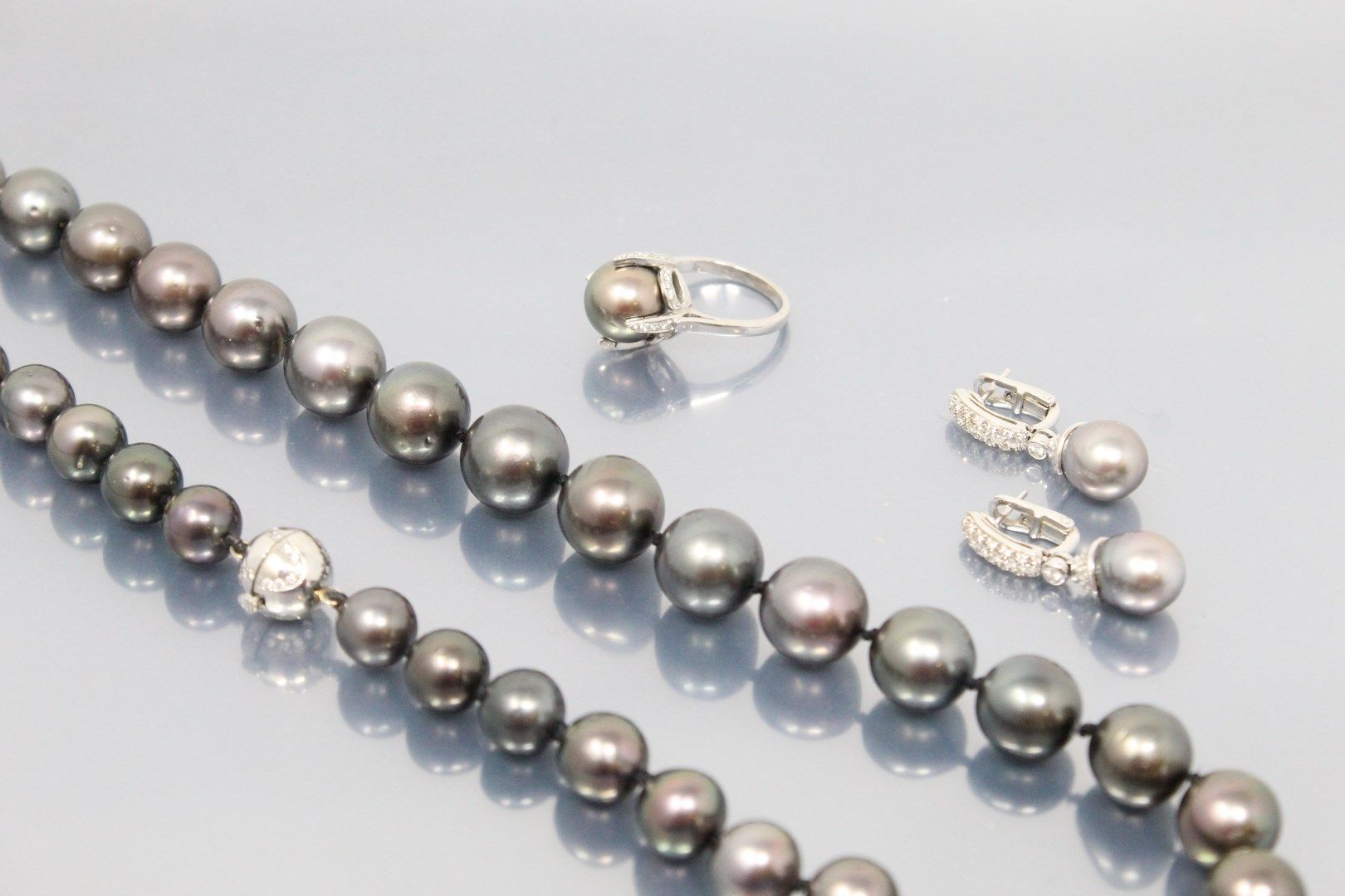 Null 18K(750)白金、灰色南海珍珠和钻石镶嵌，包括一条项链、一枚戒指和一对耳环。

- 这条项链由37颗圆形的南海灰色养殖珍珠组成，18K(750)白&hellip;