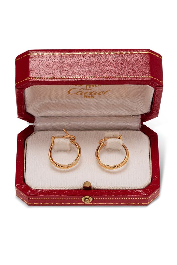 Null 卡地亚

一对18K（750）黄金、粉红和白金环形耳环。

签有卡地亚，并有编号。

卡地亚公司标志。

卡地亚的标志。

在一个签署了les mus&hellip;