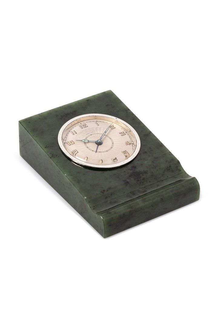Null 卡地亚

第142号

带闹钟功能的软玉台钟。长方形的箱子，也可以作为笔盒使用。表圈上有抹去的主印章。这座钟的鎏金铜壳背面划有数字 "33044"，靠&hellip;
