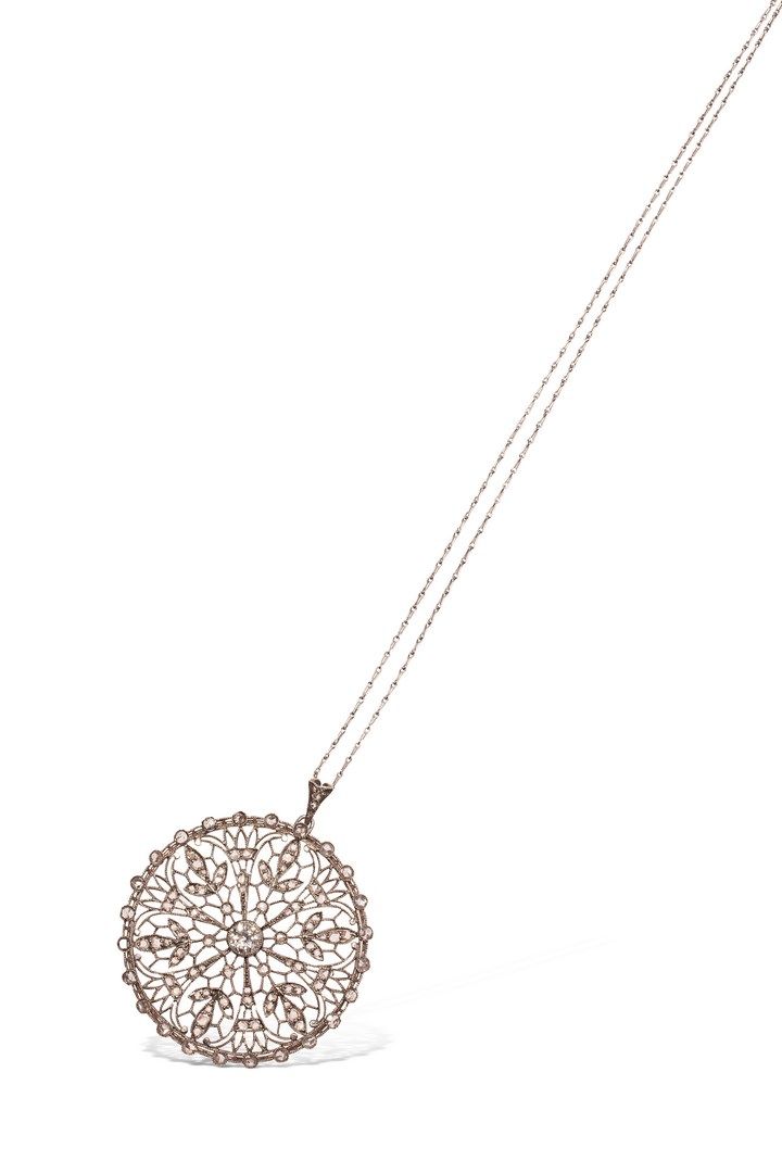 Null 
圆形铂金吊坠，饰有花环式植物装饰，以一颗老式切割钻石为中心，并以米粒镶的粉红色切割钻石为中心。



配以18K（750）白金链条



吊坠直径（&hellip;