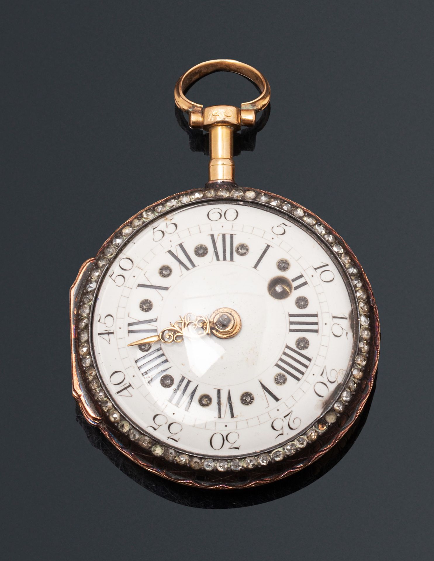 Null 日内瓦的LEPINE公司

18世纪晚期。

珐琅彩金表。铰链式圆盒，背面有搪瓷装饰（修复和事故）。白色珐琅表盘，罗马数字表示小时，阿拉伯数字表示分钟&hellip;