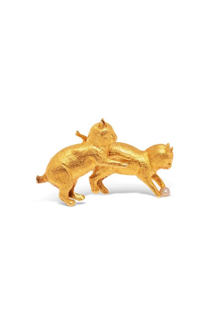 Null 18K (750) Gelbgold Brosche mit zwei Katzen, die mit einer Knopfperle spiele&hellip;