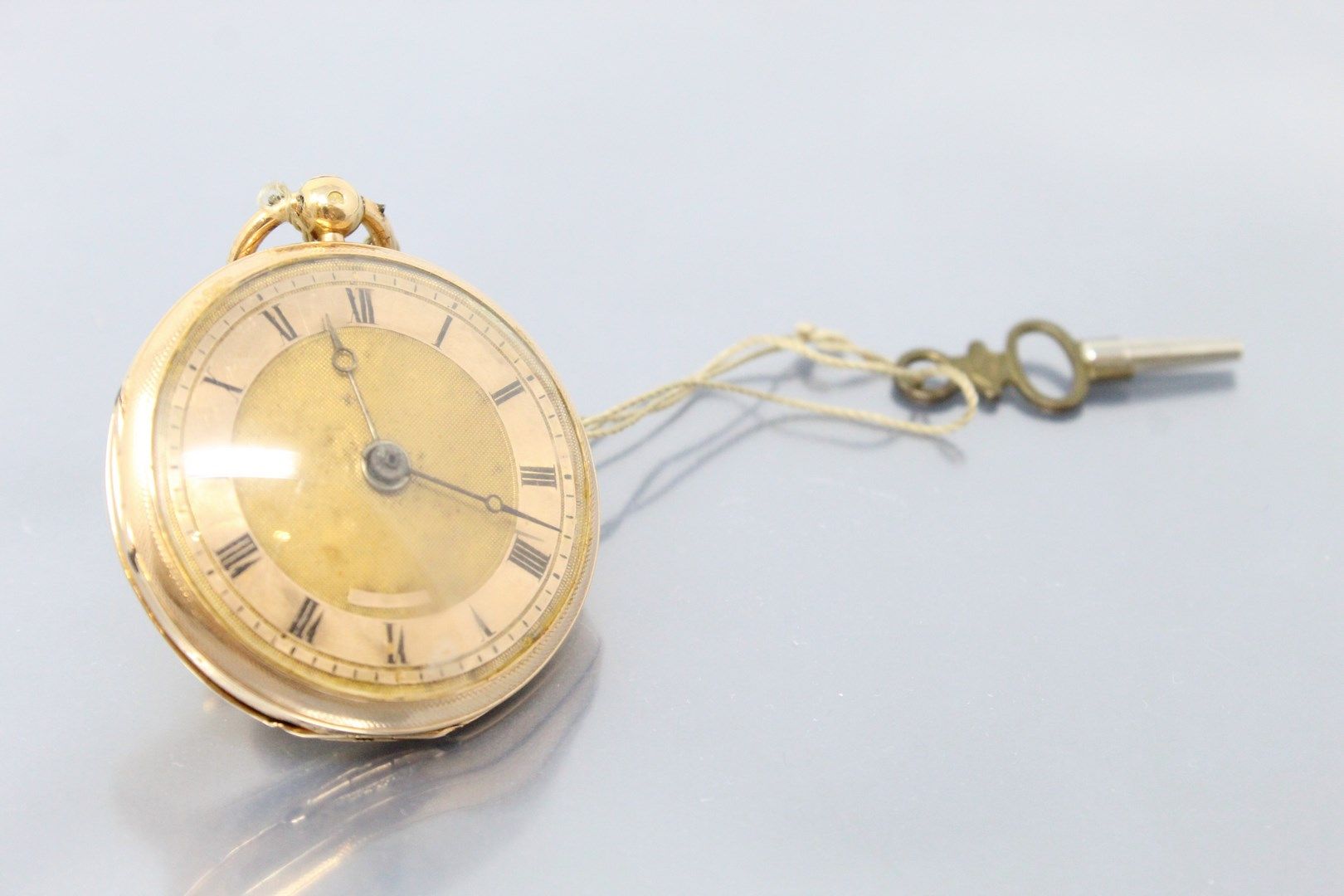 Null ANONYMOUS

Late 18th century.

Gold watch. Round case on hinge, smooth back&hellip;