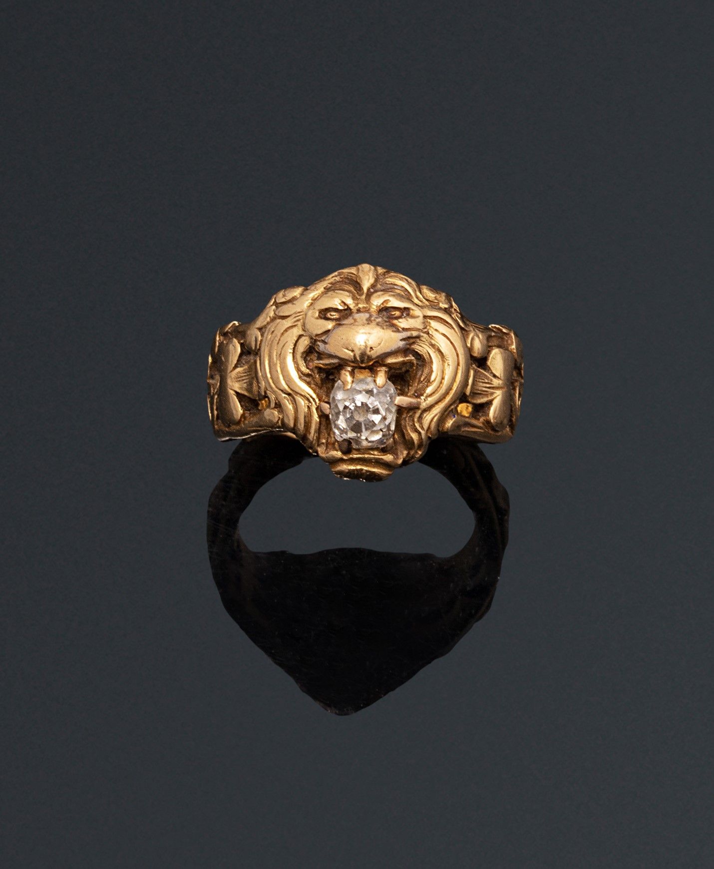Null 一枚18K（750）黄金戒指，上面有一个狮子头，口中镶嵌着一颗老式切割的枕形钻石。

约1900年。

猫头鹰的标志。

钻石的估计重量 : 0,30&hellip;