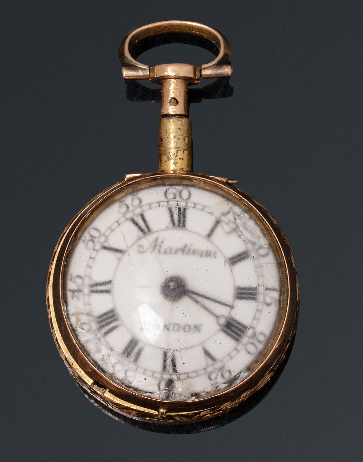 Null 马蒂诺，伦敦

18世纪中叶

用于大陆市场的带铃铛的金表。铰链式圆形表壳，表壳中间有凿纹和穿孔。白色珐琅表盘，罗马数字表示小时，阿拉伯数字表示分钟，&hellip;