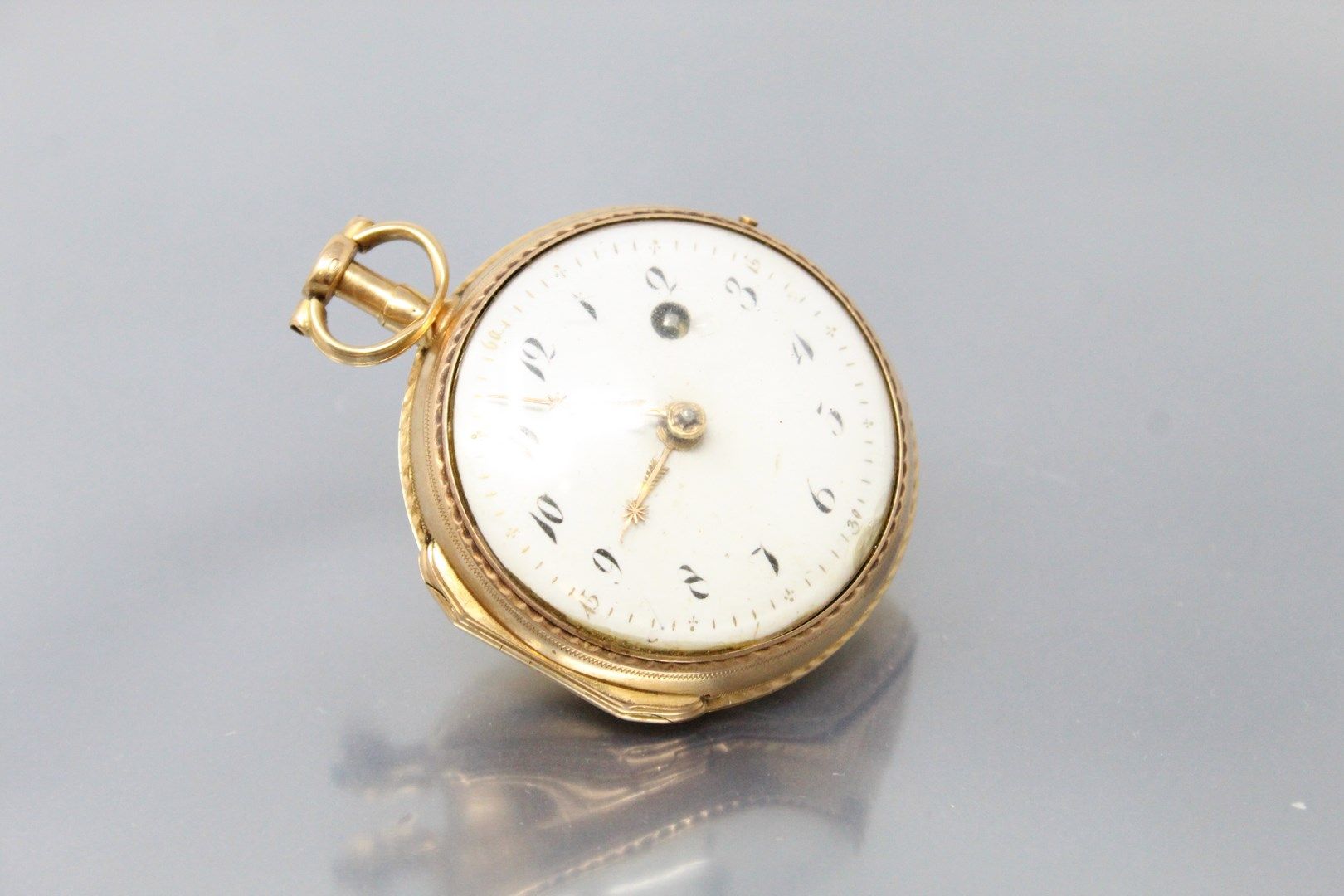 Null FRAGNEREAU在巴黎

18世纪晚期。

金色手表。铰链式圆盒，背面光滑（事故）。白色珐琅表盘，风格化的阿拉伯数字时标，分钟轨道。公鸡机芯，带钥&hellip;