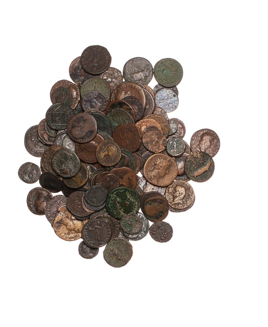Null 罗马帝国

一批130枚从nummus到sesterce以及从1世纪到4世纪的青铜币。

B和VG。