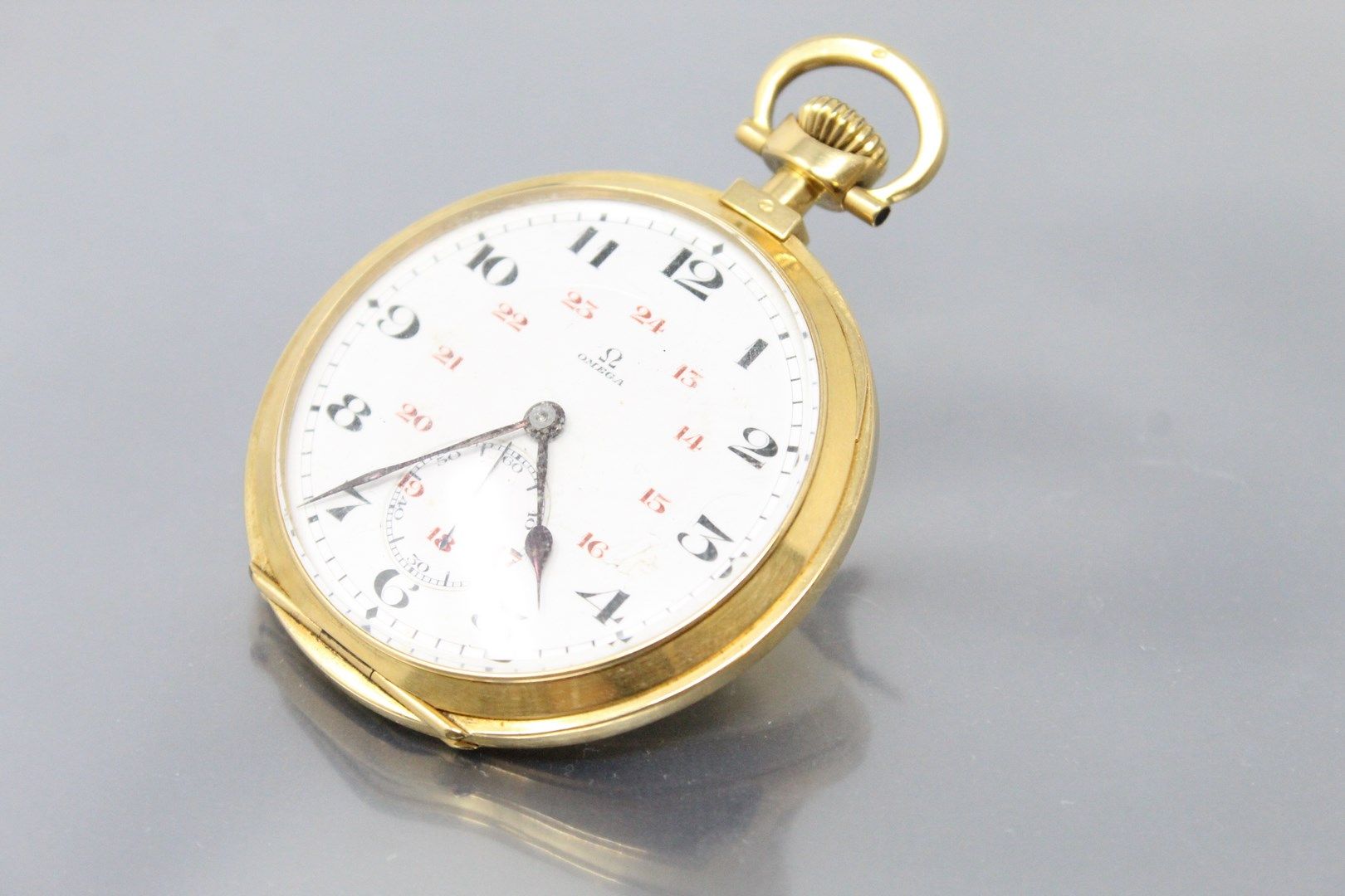 Null OMEGA

Reloj de bolsillo de oro. Caja redonda sobre bisagra, cuenca dorada.&hellip;