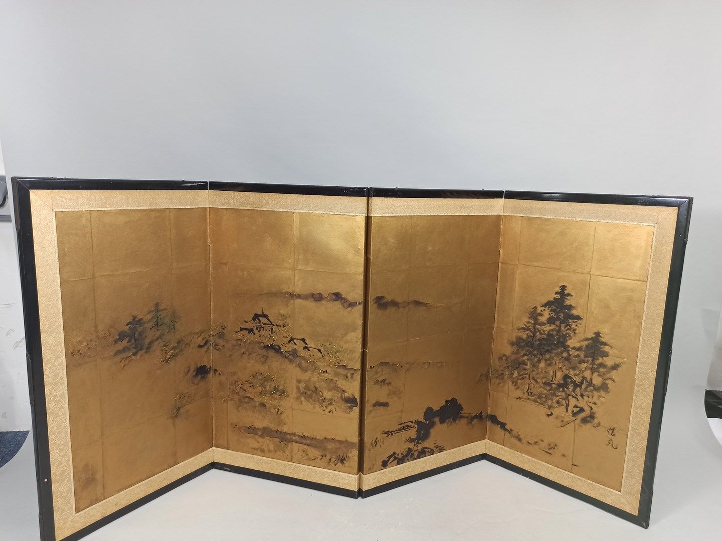Null 日本

金色背景的小屏幕，装饰有湖泊景观。

右下角有字母图案

高：51.5厘米 - 宽：112厘米