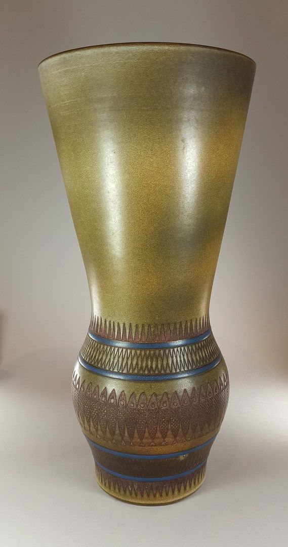 Null 毛勒-勒内 (1910 -1986)

大花瓶，有鱼的装饰。

Vallauris粘土，作品下方刻有手写签名并注有Tourrettes-sur-Lou&hellip;