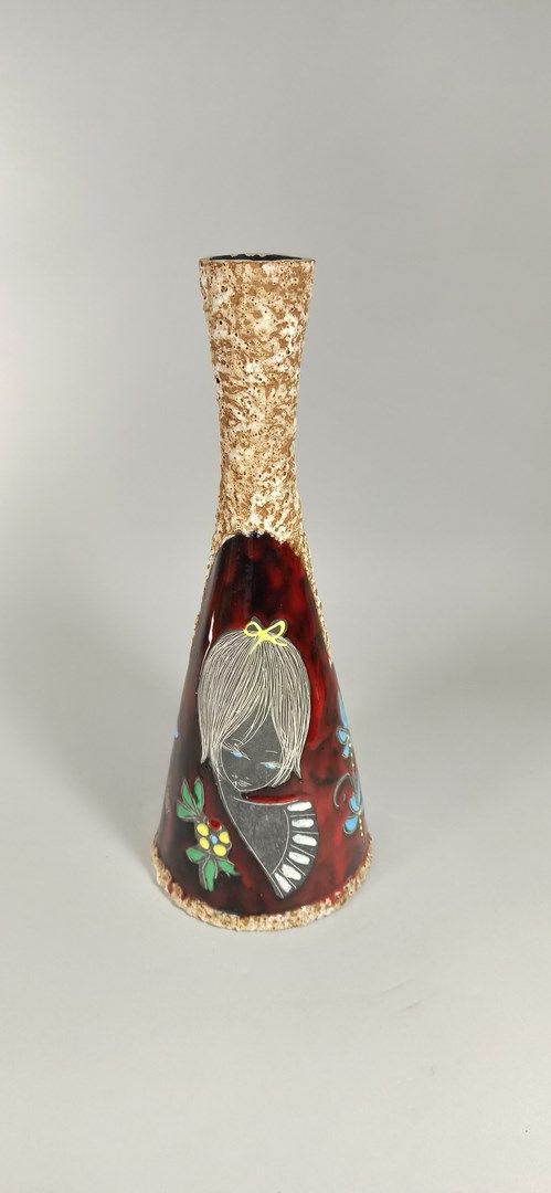 Null 花瓶上有一个年轻女孩的装饰

白泥（衣领受损），在作品上注有GABY。

高度：37厘米。