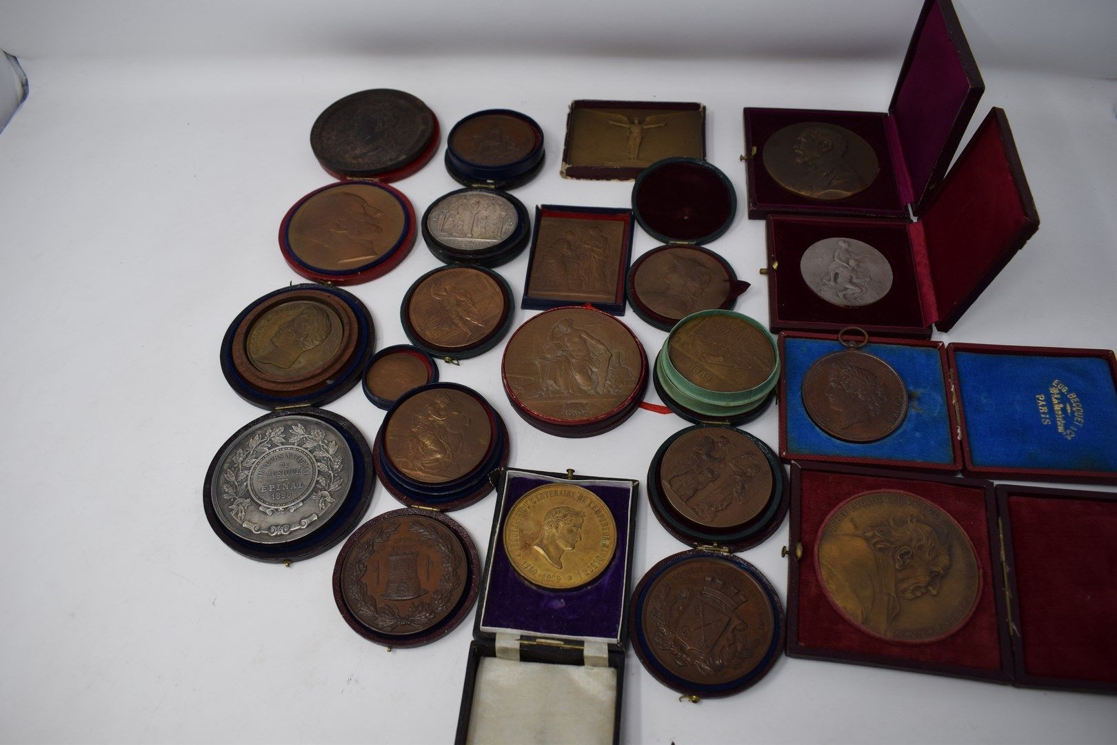 Null Fuerte lote de medallas de bronce que incluye: 

Daniel DUPUIS: Exposición &hellip;