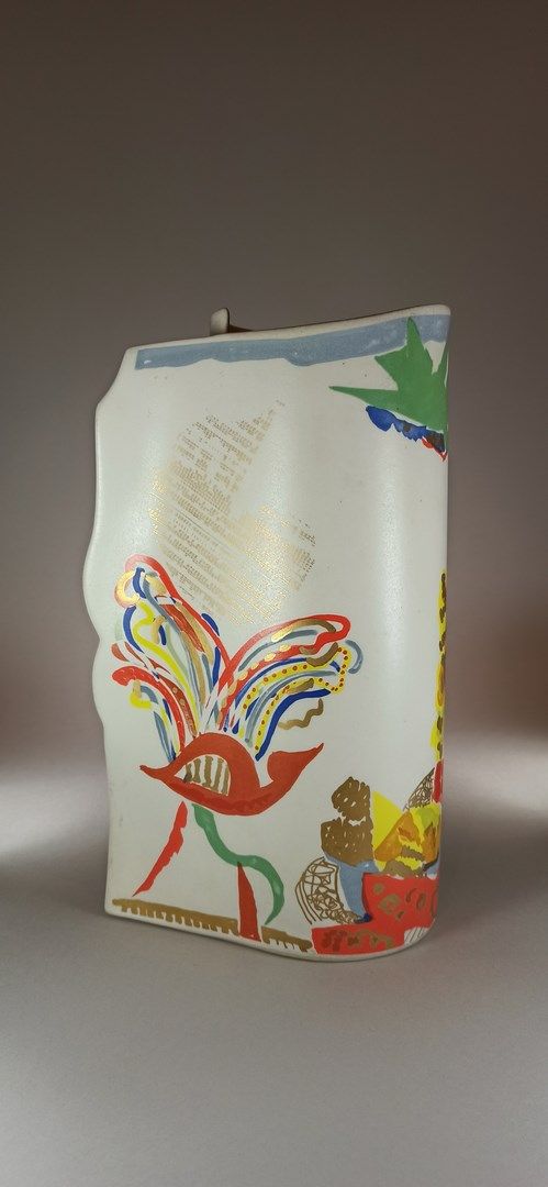 Null 波塔尼埃-吉尔伯特（生于1926年

罗森塔尔版花瓶，有抽象的装饰。

白色粘土，在作品下盖章。

高度：27.5厘米。高度：27.5厘米。