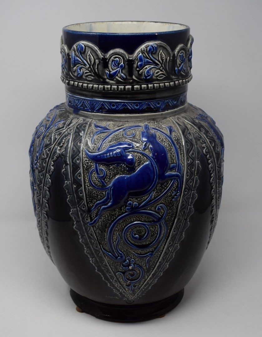 Null CHOISY LE ROI

蓝色陶器浮雕动物花瓶

高度：41厘米 - 颈部：16.5厘米

事故