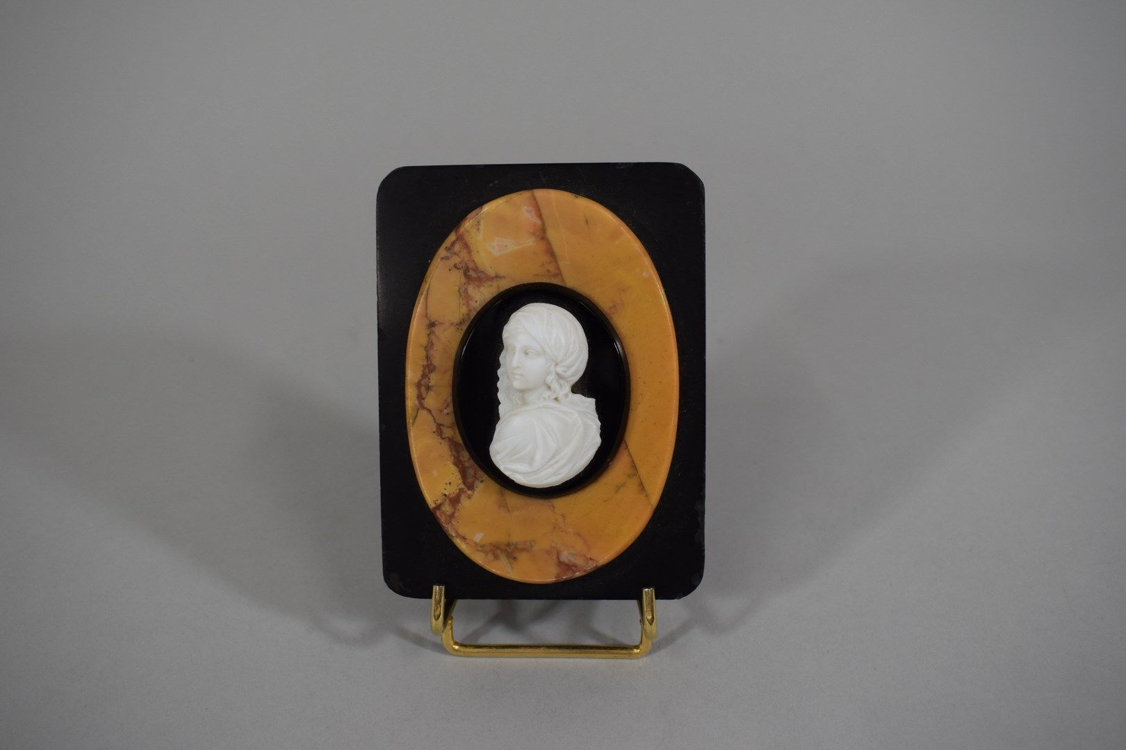 Null Cameo representing a woman's bust on an onyx plaque applied on an oval marb&hellip;