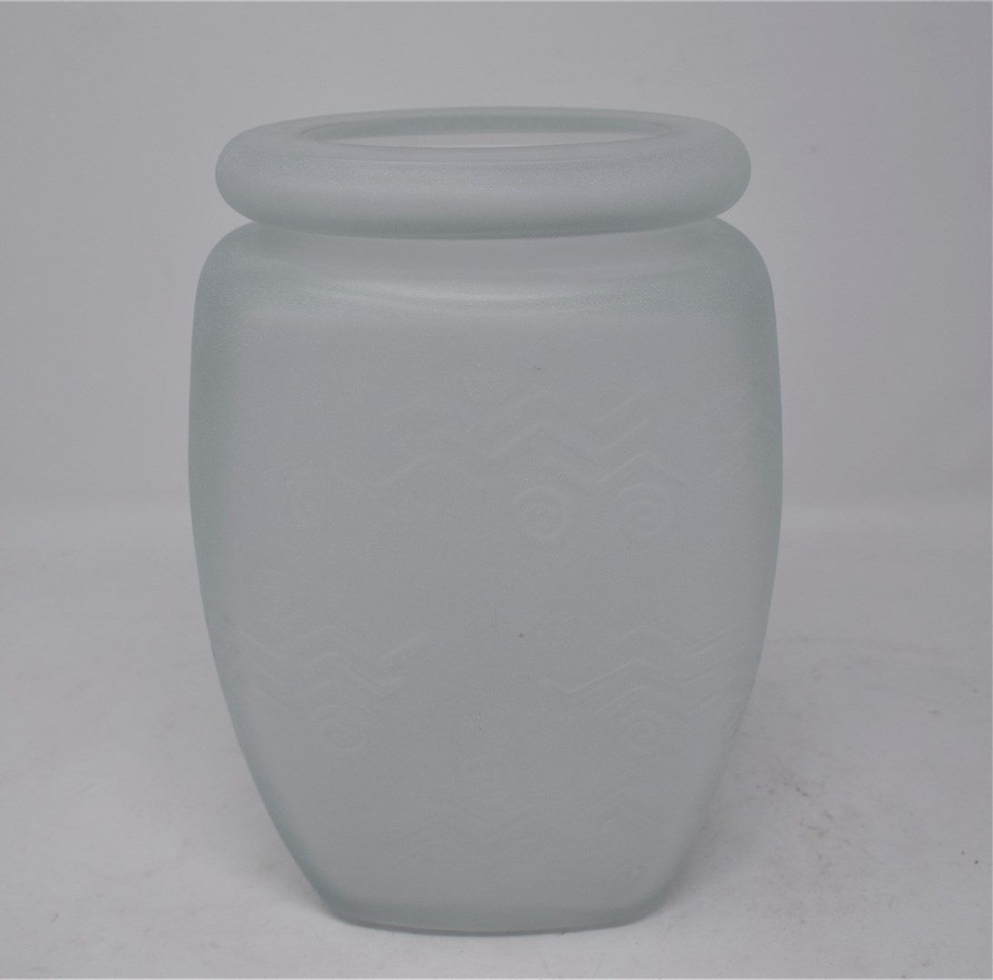 Null PICASSO Paloma (1949) d'ap.

MINOTAURE vase en verre à décor géométrique - &hellip;