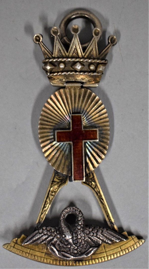 Null Bijou de chevalier Rose Croix.

Joli petit modèle. 

Argent et vermeil

H. &hellip;