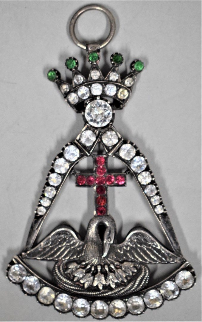 Null 罗斯-克鲁瓦的骑士珠宝。

有铰接式表冠。

银色和水钻套装。

19世纪。

H.8.5 cm - L. 5.5 cm

毛重：23,9 g