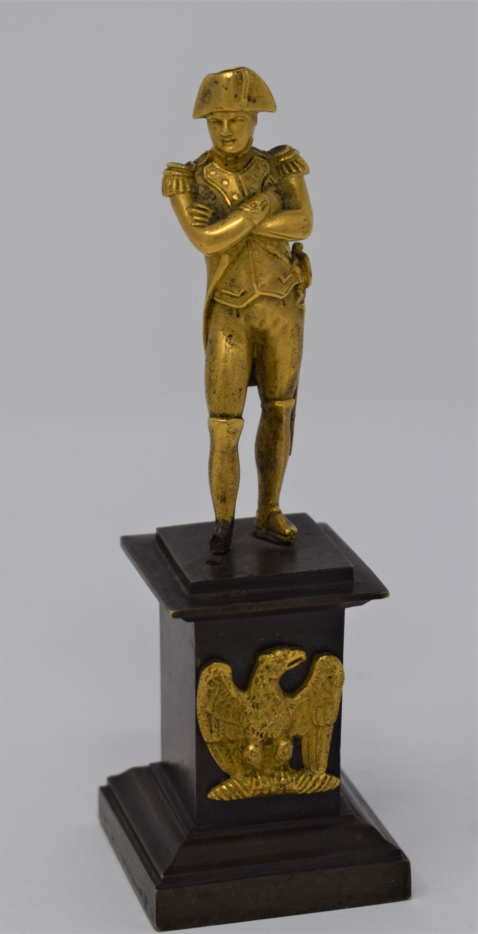 Null Statuette de Napoléon en bronze doré. 

(Accident au pied droit)

Diam. : 1&hellip;