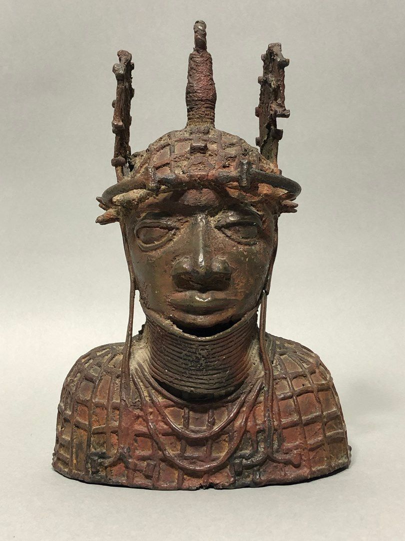 Null 贝宁帝国（尼日利亚）的青铜半身像。20世纪前三分之一的副本，供殖民地社会使用。

高度：22厘米。22厘米高