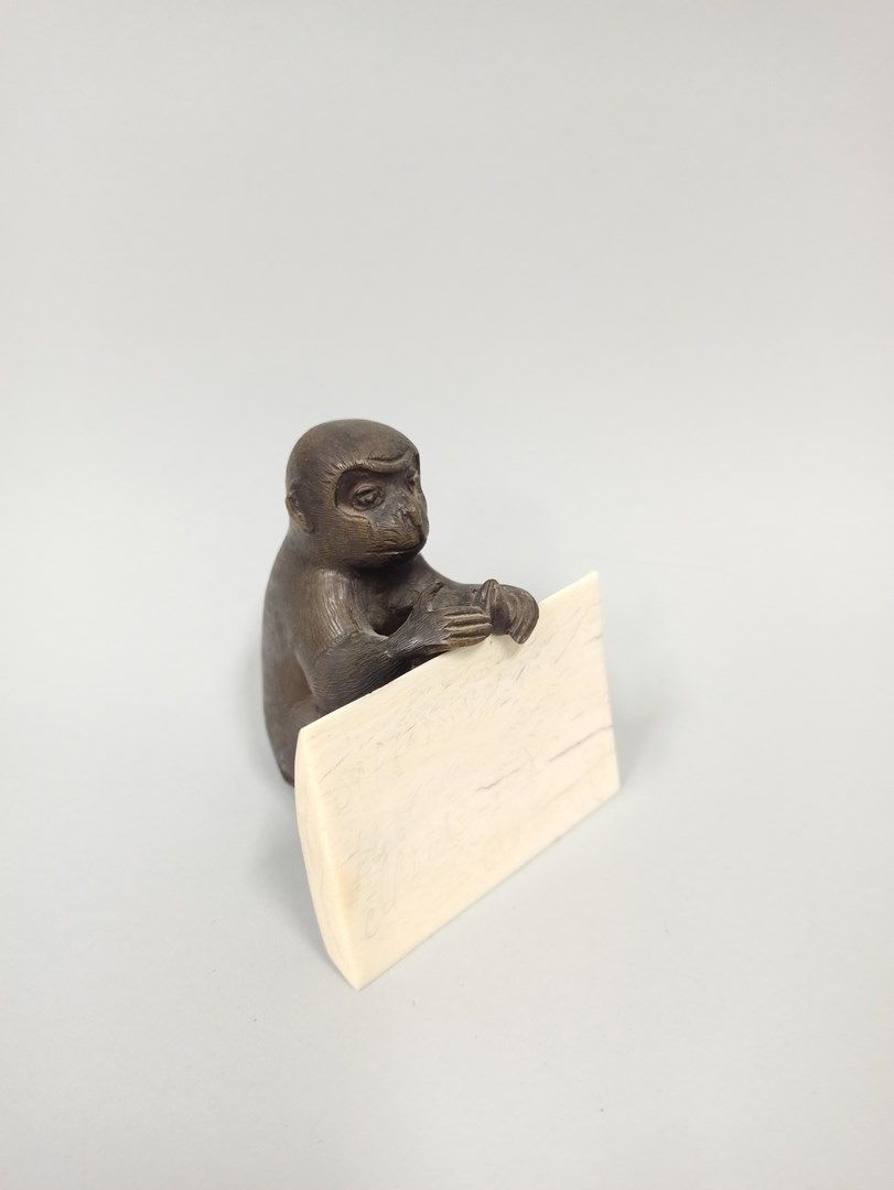 Null 日本 - 明治时期 (1868 - 1912)

棕色的铜质okimono，象牙面板上有一只坐着的猴子的手。

H.9厘米