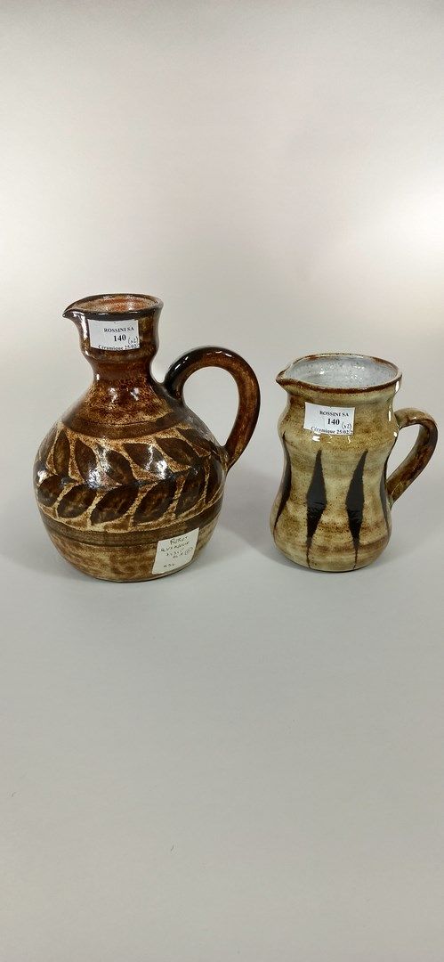 Null 莫尼克和罗伯特（生于1931年）。

一批两个水壶。

Vallauris粘土，作品下刻有手写签名。

高度：21,5 - 16厘米。高度：21,5 &hellip;