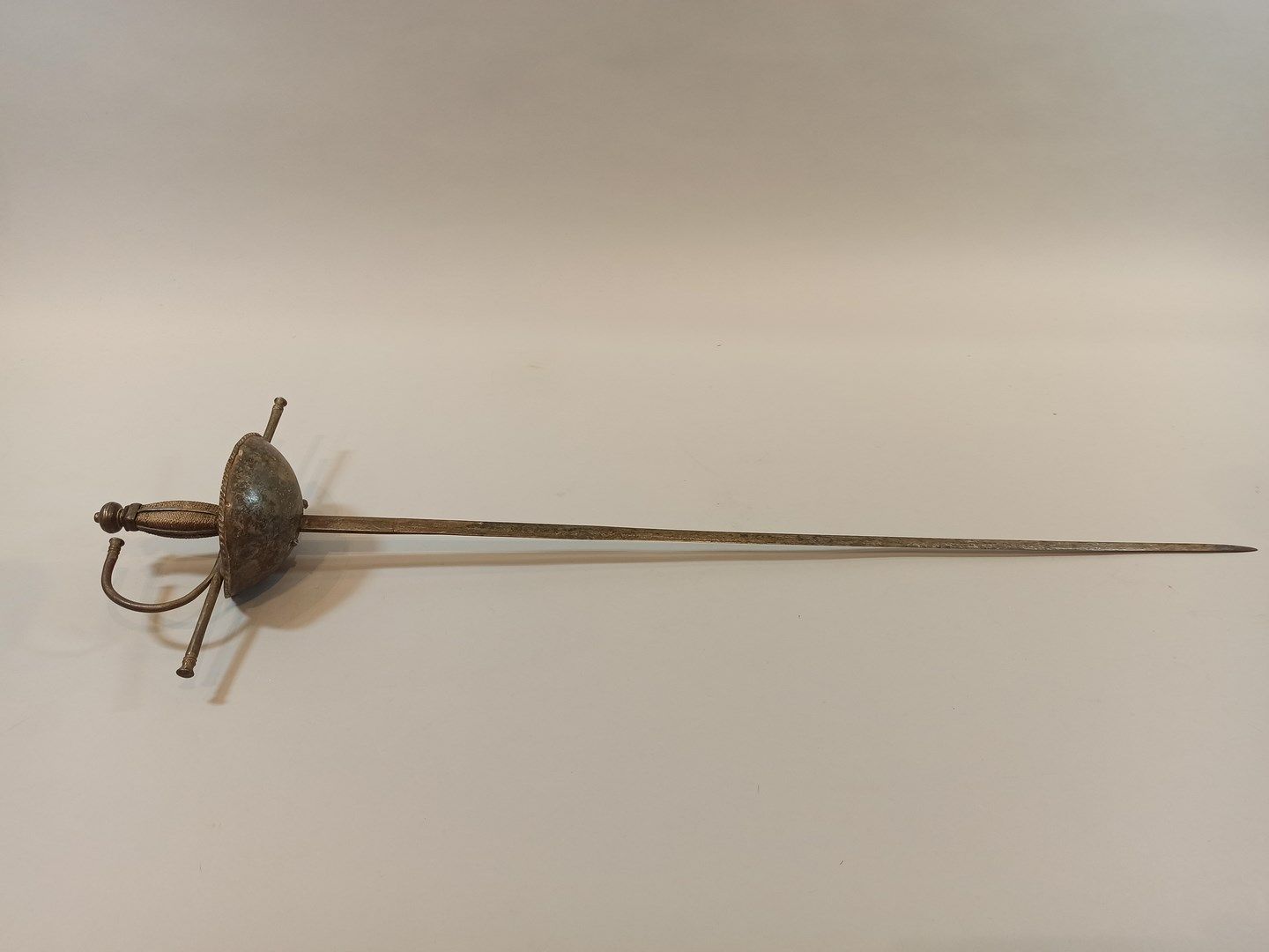 Null 被称为 "à la Taza "的武器的剑。

丝状轴由四根垂直线加固。卵圆形的头。

横条上有水平的绗缝，壳上有条纹的边框。精美的刀片，有装饰。

&hellip;