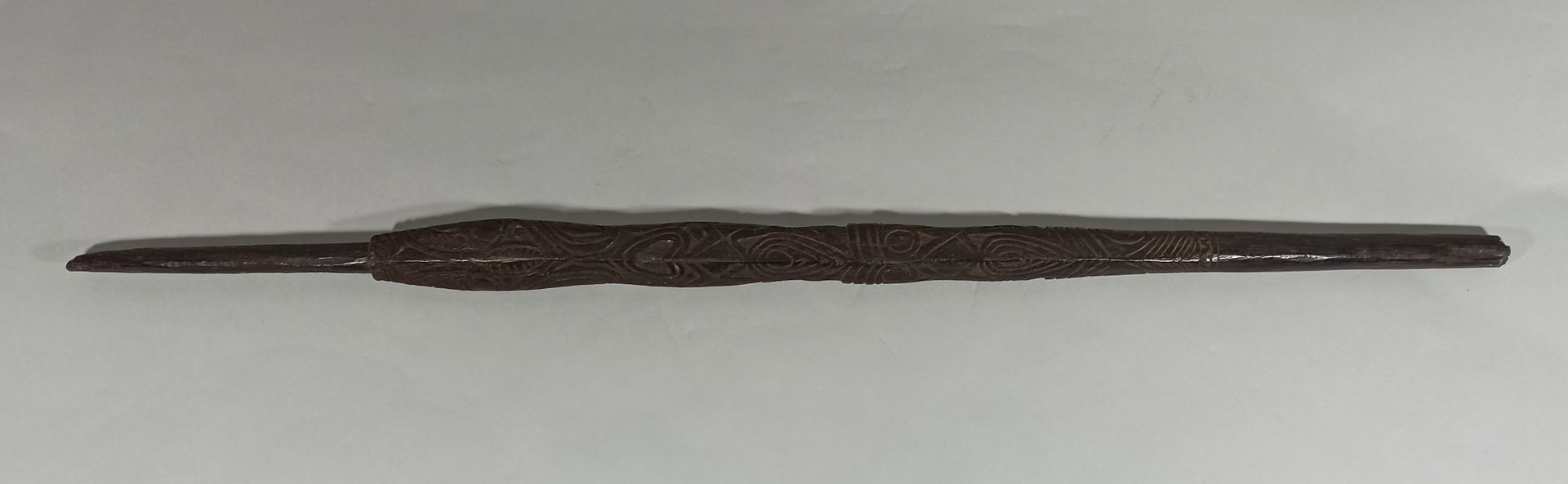 Null 巴布亚新几内亚棒，塞皮克地区，20世纪初。

漂亮的老式深褐色铜锈

磨损和撕裂

长度：113厘米