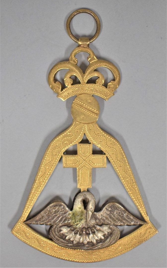 Null Bijou Rose Croix.

Laiton doré et argenté.

XIXe siècle.

H. : 8.2 cm - L. &hellip;