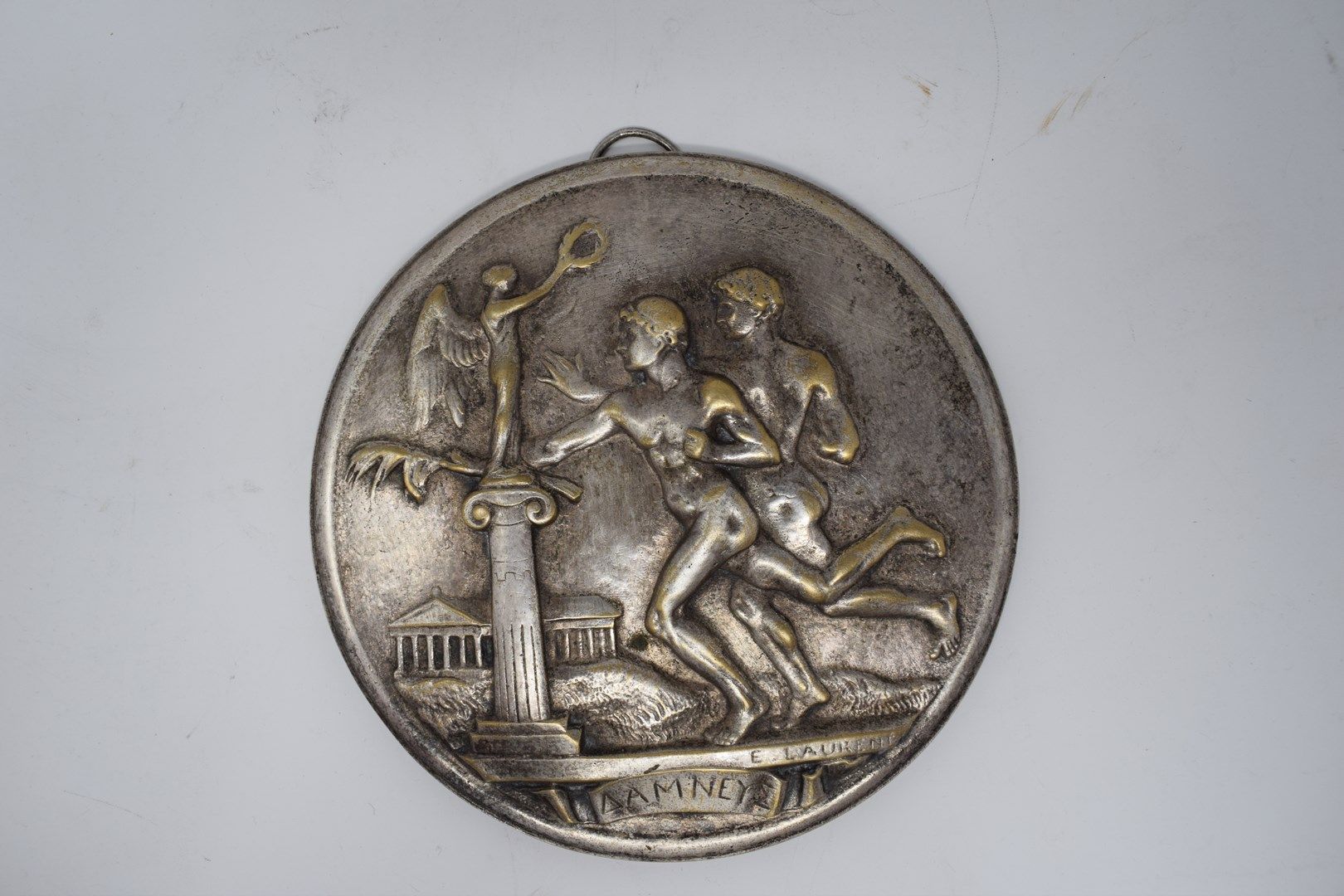 Null LAURENT Eugène (1832-1898)

Les coureurs 

Médaillon en bronze argenté

usu&hellip;