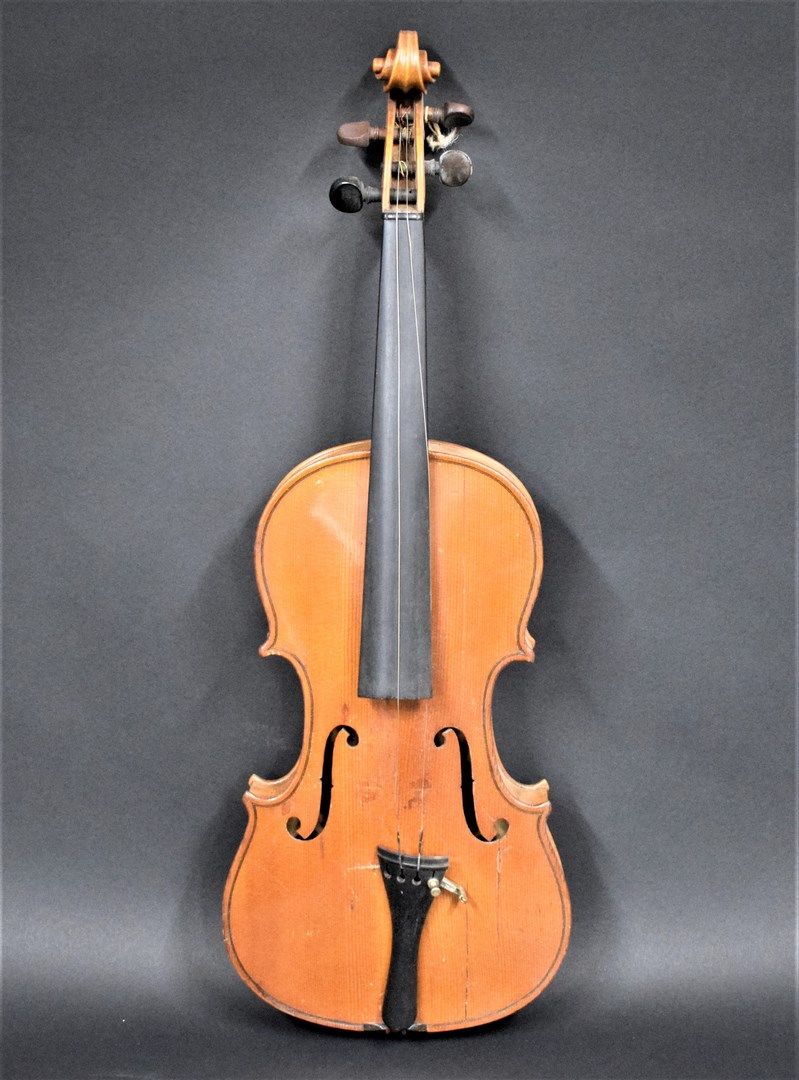 Null German made violin,

Apocryphal label of Stradivarius,

354 mm

With case

&hellip;