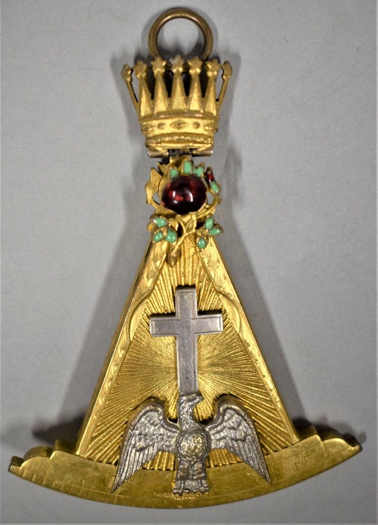 Null Rose Croix Ritter Juwel.

Vergoldetes Metall und Emaille.

20. Jahrhundert.&hellip;