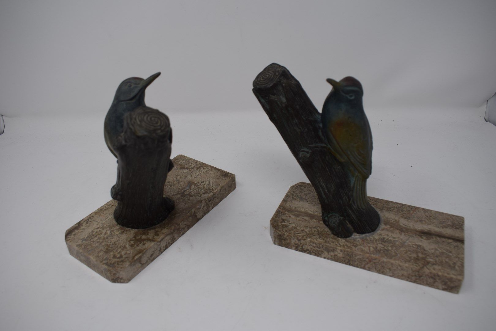 Null Paire de serres-livres à décor d'oiseaux polychromes en régule

H.: 16 cm -&hellip;
