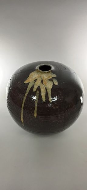 Null 大球花瓶

石器，下面画有手写的签名。

高度：23 - 直径：24厘米。