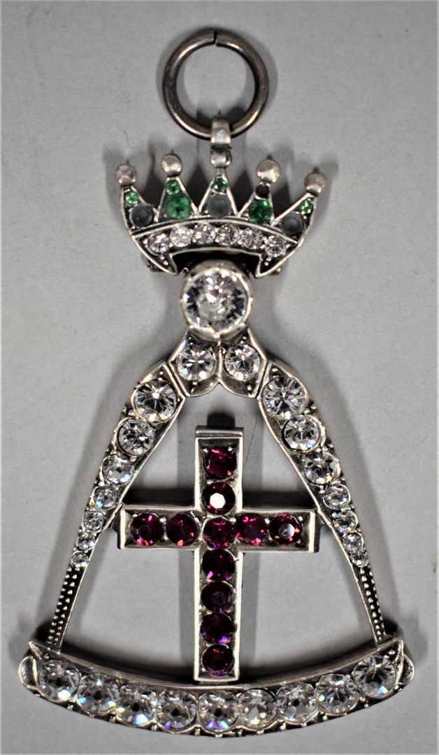 Null 玫瑰十字骑士珠宝。

铰接式皇冠。

银色和流苏。

19世纪晚期。

H.7.2 cm - L. 4.4 cm

毛重：20,9 g