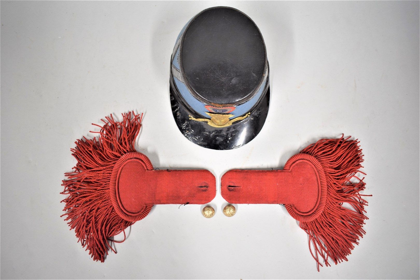 Null 一个圣西尔学生的套装，包括:

传统沙克

一对与头饰相同编号的红色毛料肩章

(罕见)

1882型军官军刀，带服务带

套装状况良好。