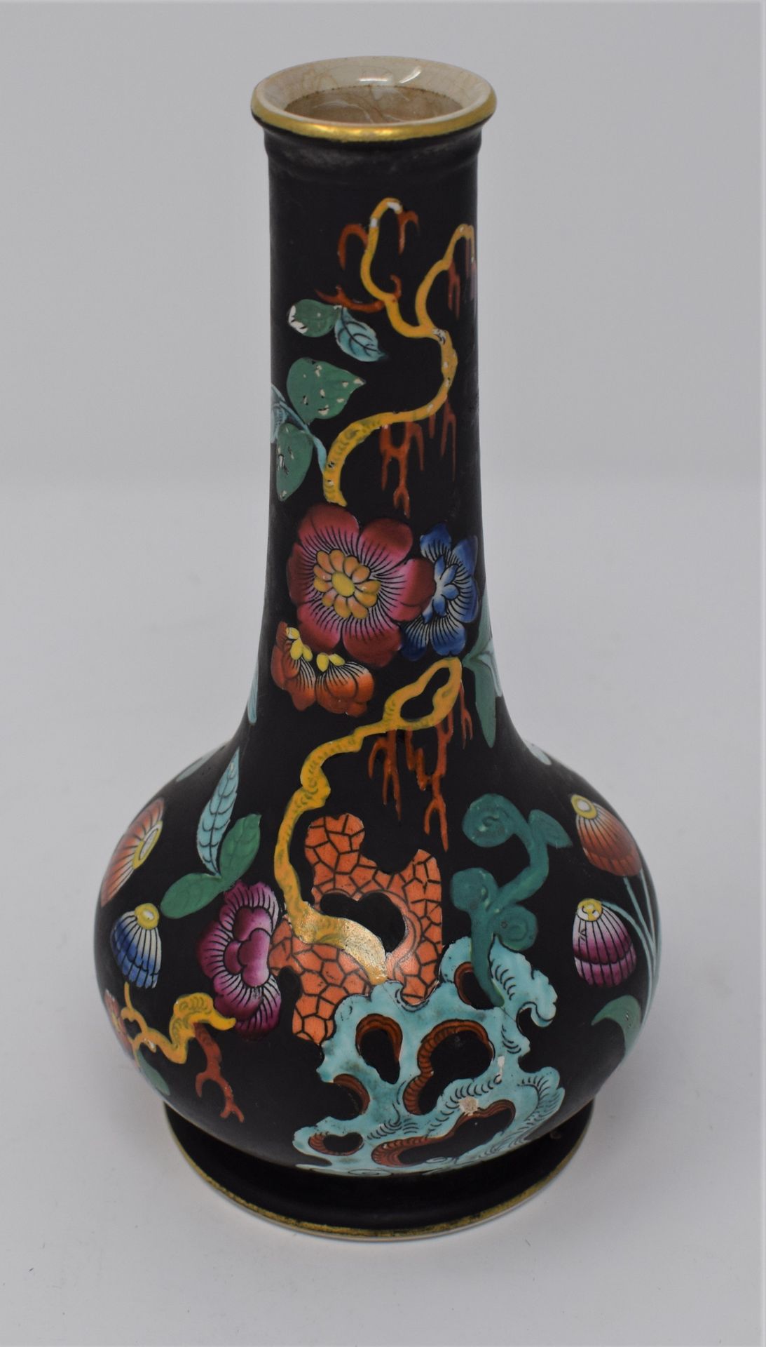 Null 中国现代

黑族风格的瓷瓶，饰以菊花、穿岩、灵芝菇。

H.10厘米左右。