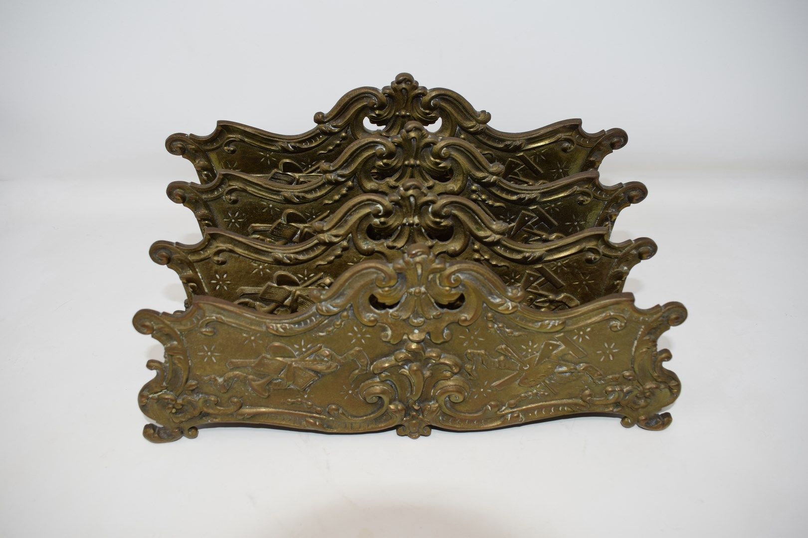 Null Portacarta de bronce de estilo Rocailles decorado con símbolos de la música&hellip;