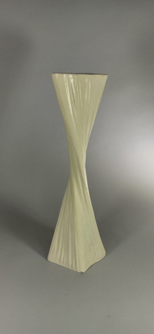 Null CAPRON Roger (1922 - 2006)

Vase hélicoïdal blanc.

Terre blanche, signatur&hellip;