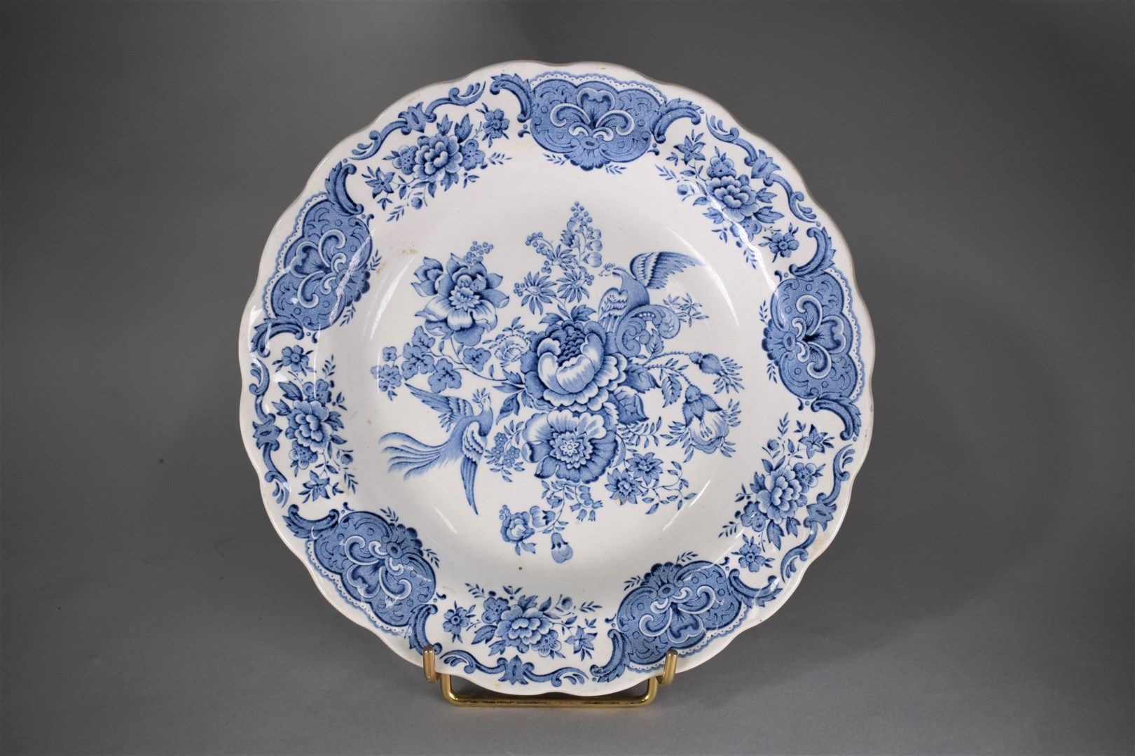 Null RIDGWAY Staffordhire England

Assiette en faïence à décor en camaïeu bleu, &hellip;