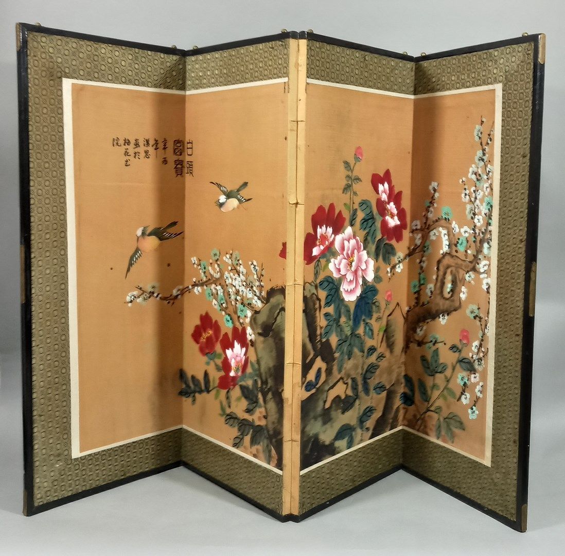 Null 中国 - 现代

小四叶屏风，墨色绢本，牡丹和梅花中的鸟儿正在盛开。(污渍、潮湿的痕迹)

尺寸：单页 88,5 x 238 cm。