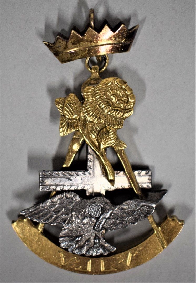 Null 玫瑰十字骑士珠宝。

鹈鹕与玫瑰。

鎏金金属和银。

20世纪。

毛重：31.3克

H.7.3 cm - L. 4.8 cm