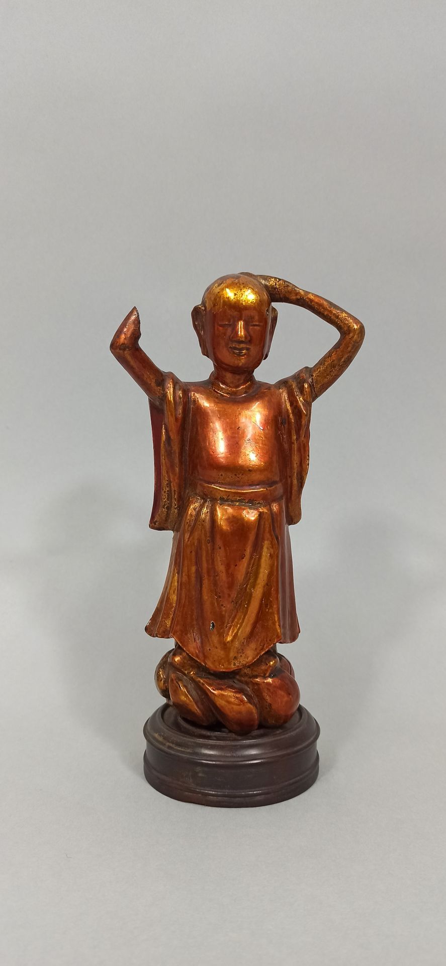 Null 中国 - 约1900年

一尊金漆木雕像，年轻的佛陀正在剪发，站在一个让人联想到云的底座上。(损坏和丢失的部件)

高18厘米。

固定在一个木质底座&hellip;
