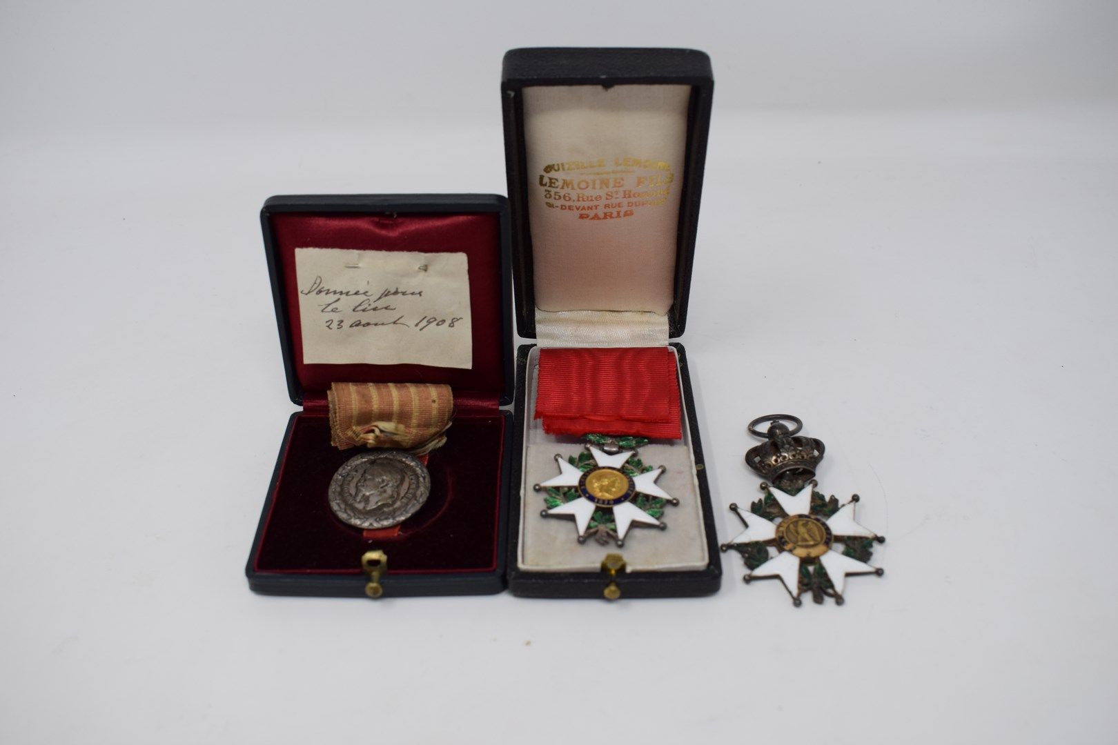 Null Lot comprenant:

1) Médaille de chevalier de la Légion d'honneur. Epoque Pr&hellip;