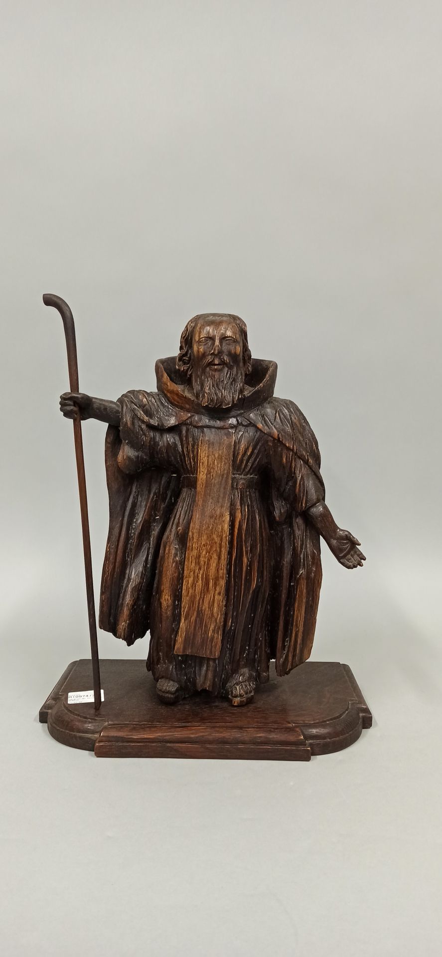 Null Estatua de madera de un peregrino que sostiene su bastón en la mano derecha&hellip;