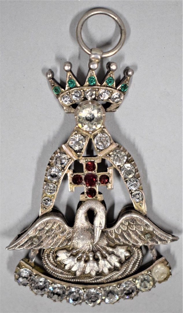 Null Rose Croix Ritter Juwel.

Silber und Strass.

19. Jahrhundert.

H. 7,5 cm -&hellip;