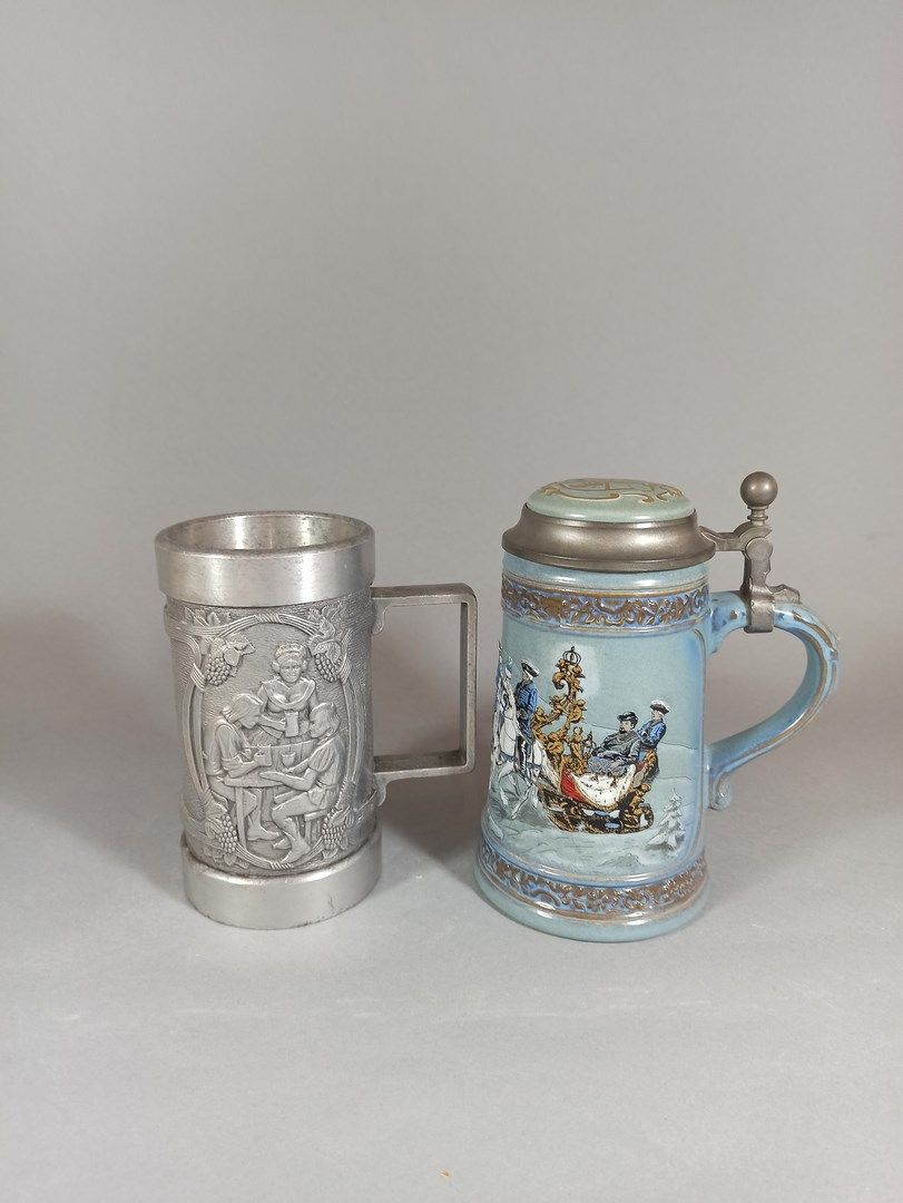 Null 一套2个啤酒杯，一个是金属材质，雕刻着葡萄环绕的酒馆场景，另一个是蓝瓷材质，雕刻着雪中的马车。