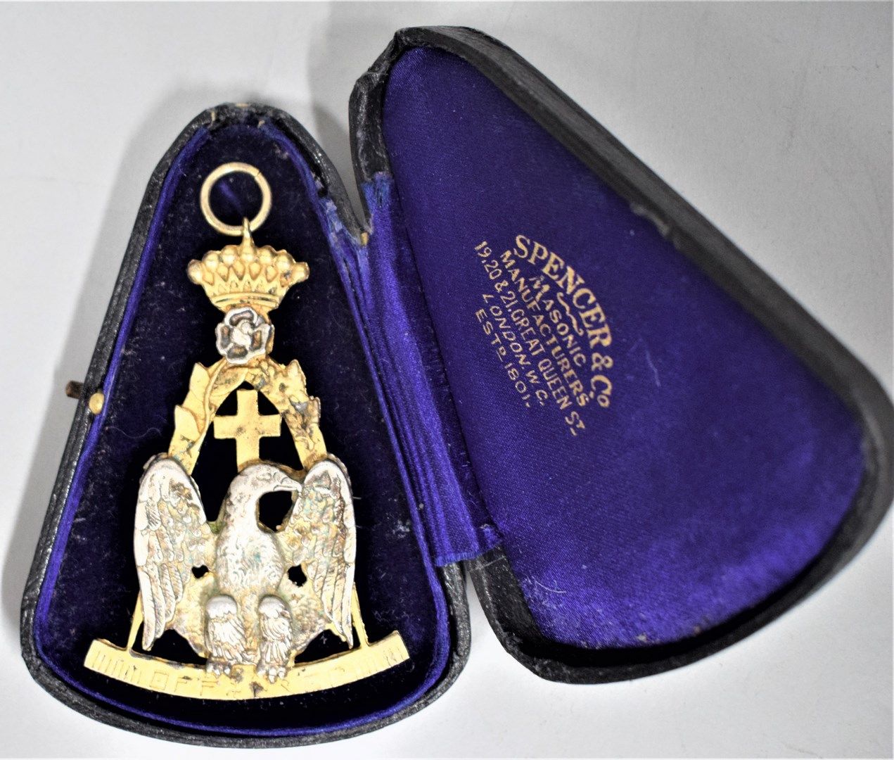 Null 罗斯-克鲁瓦的骑士珠宝。

正面为模型，背面为鹈鹕和老鹰。

银色的鹰和鹈鹕。

在其案件中。

20世纪。

H.9 cm - L. 5.3 cm
&hellip;