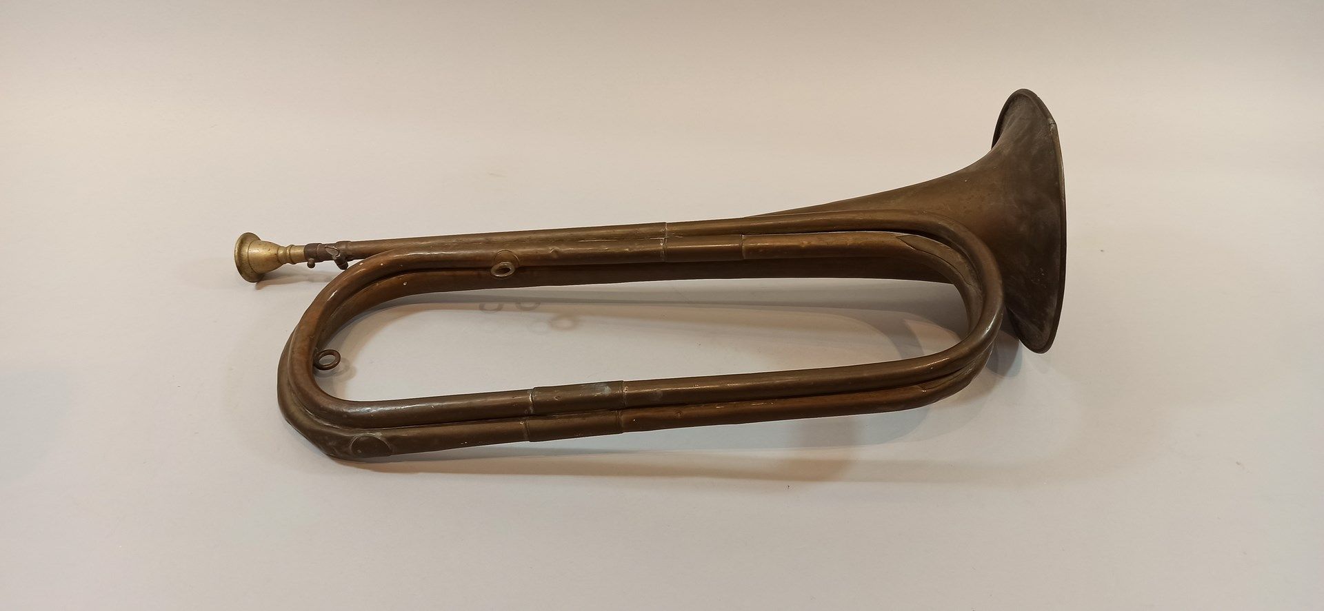 Null Tromba in ottone Couesnon & Cie a Parigi datata (19)11. 

Lunghezza: 59 cm
&hellip;